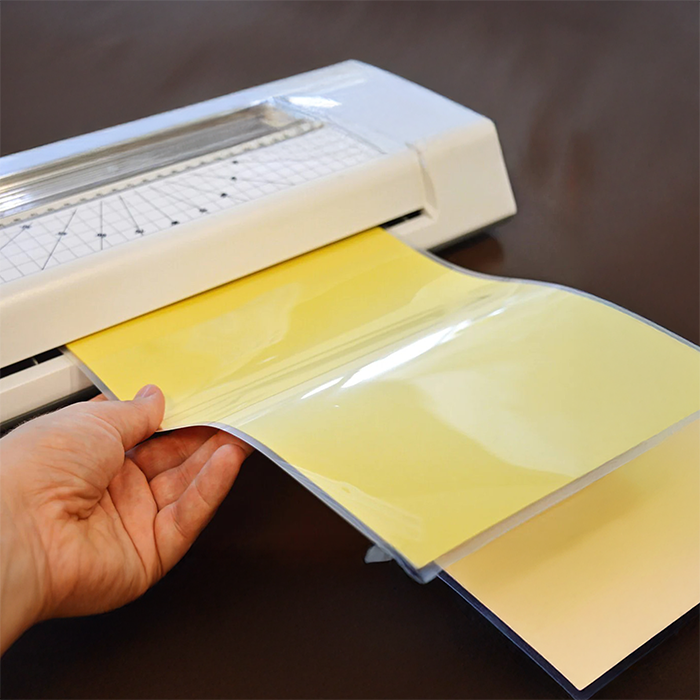 Laminación profesional de documentos e impresiones para protección y acabado duradero en Bogotá